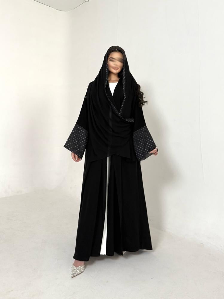 沙特 Fzahabaya 官方商店中的黑色 abaya 商品